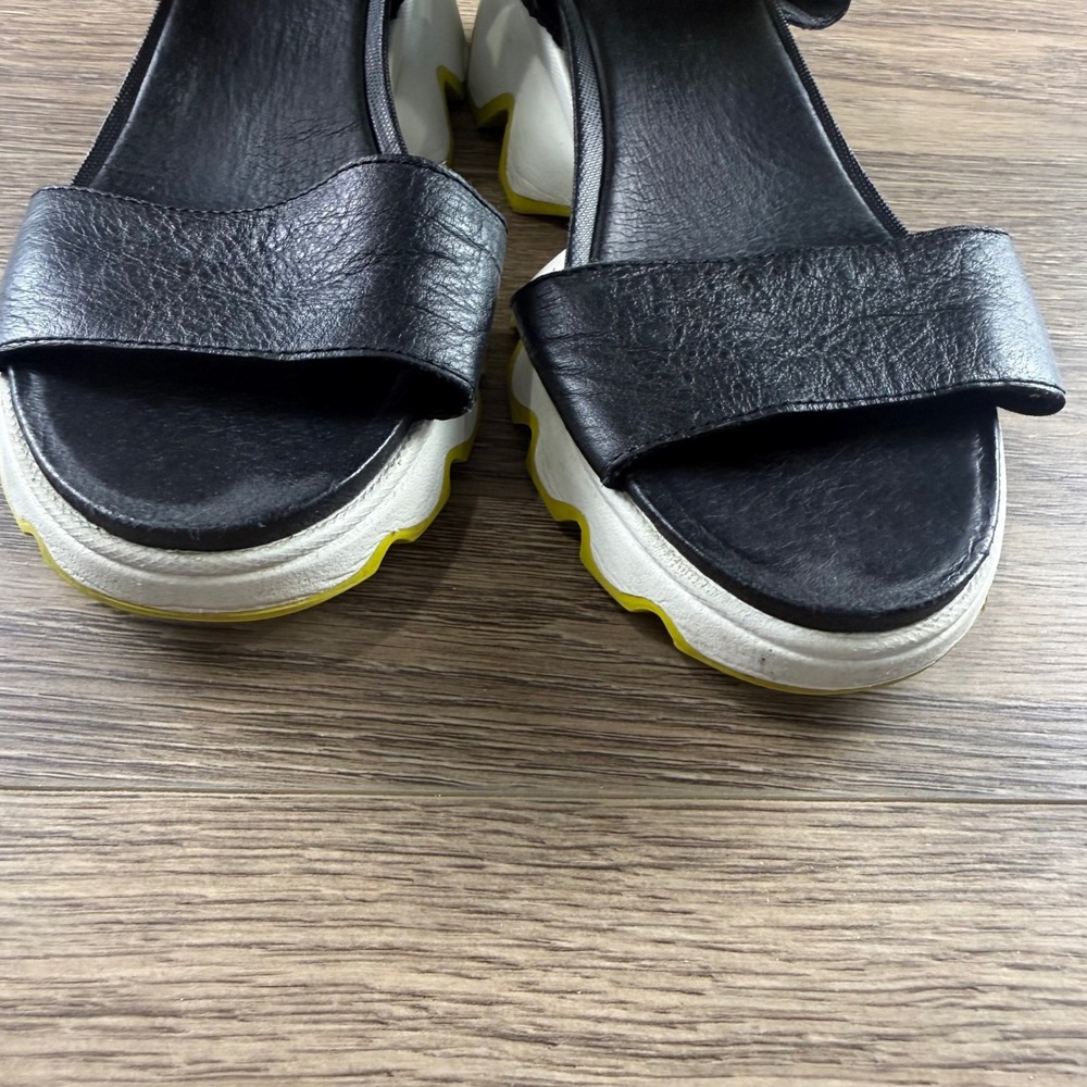 Sorel Kinetic Impact Y-Strap Standal Black/Yellow/White Size 9.5 Womens Outdoor - Picture 3 of 16